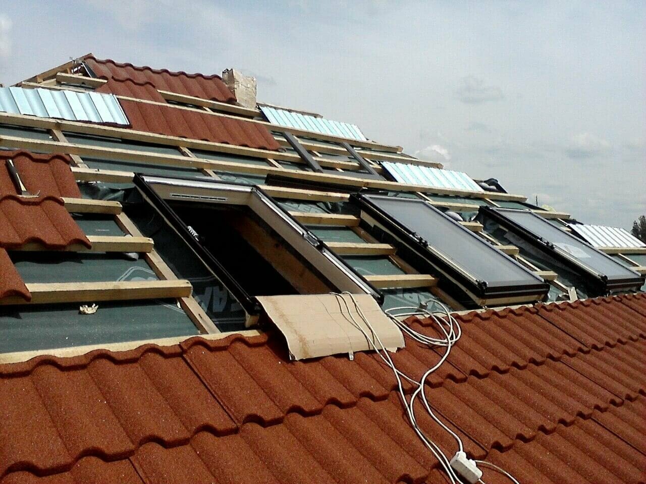 кровельные работы, монтаж кровли, покрытие для крыши, мансардные окна рото, металлочерепица монтаж