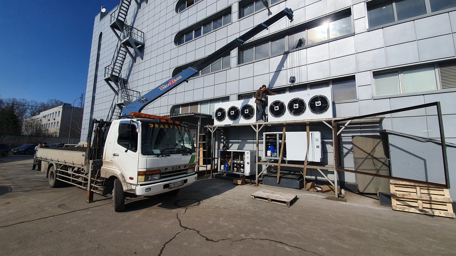 кран манипулятор mitsubishi fuso fighter, манипулятор хино, манипулятор, исузу форвард манипулятор 5т, грузовик с манипулятором