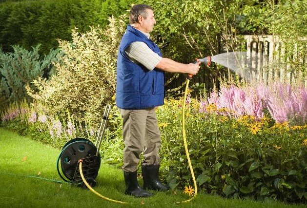 полив на даче, садовник со шлангом, катушка karcher hr 4.525, полив сада, насос бочковой для полива керхер вр4