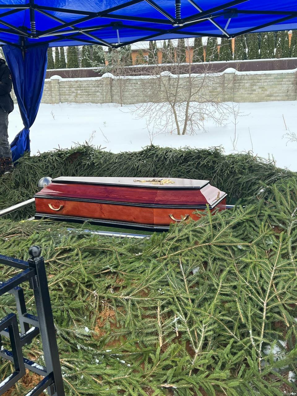 сингуматор ритуальный лифт, похороны, захоронение, лапник на похоронах, лапник драпировка могилы