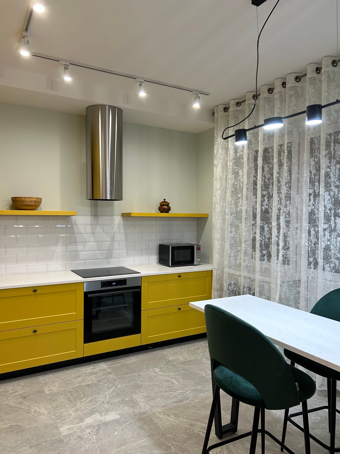 желтая кухня в интерьере, интерьер кухни, квартира, дизайн интерьера кухни, кухня в стиле