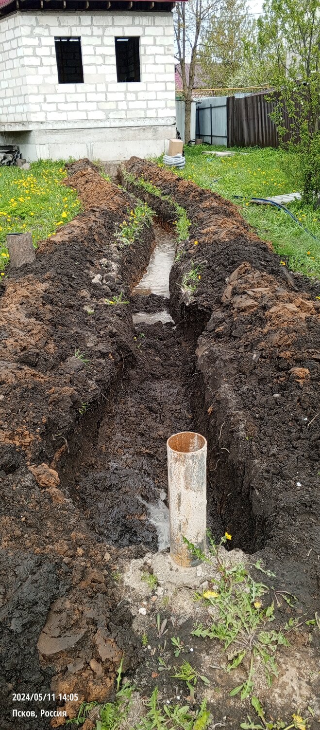 траншея для водопровода, дренаж участка, копка траншеи для водопровода, дренажная труба, дренажная канава