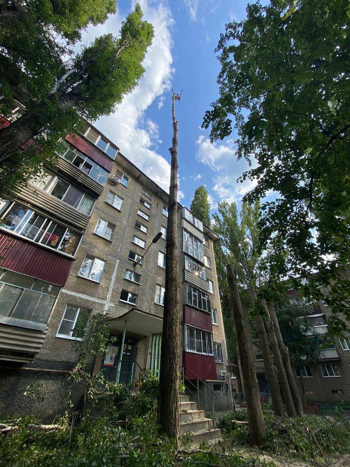 многоэтажный дом в россии, пятиэтажные дома, жилой дом, молниеотвод на многоэтажном доме, многоквартирные дома