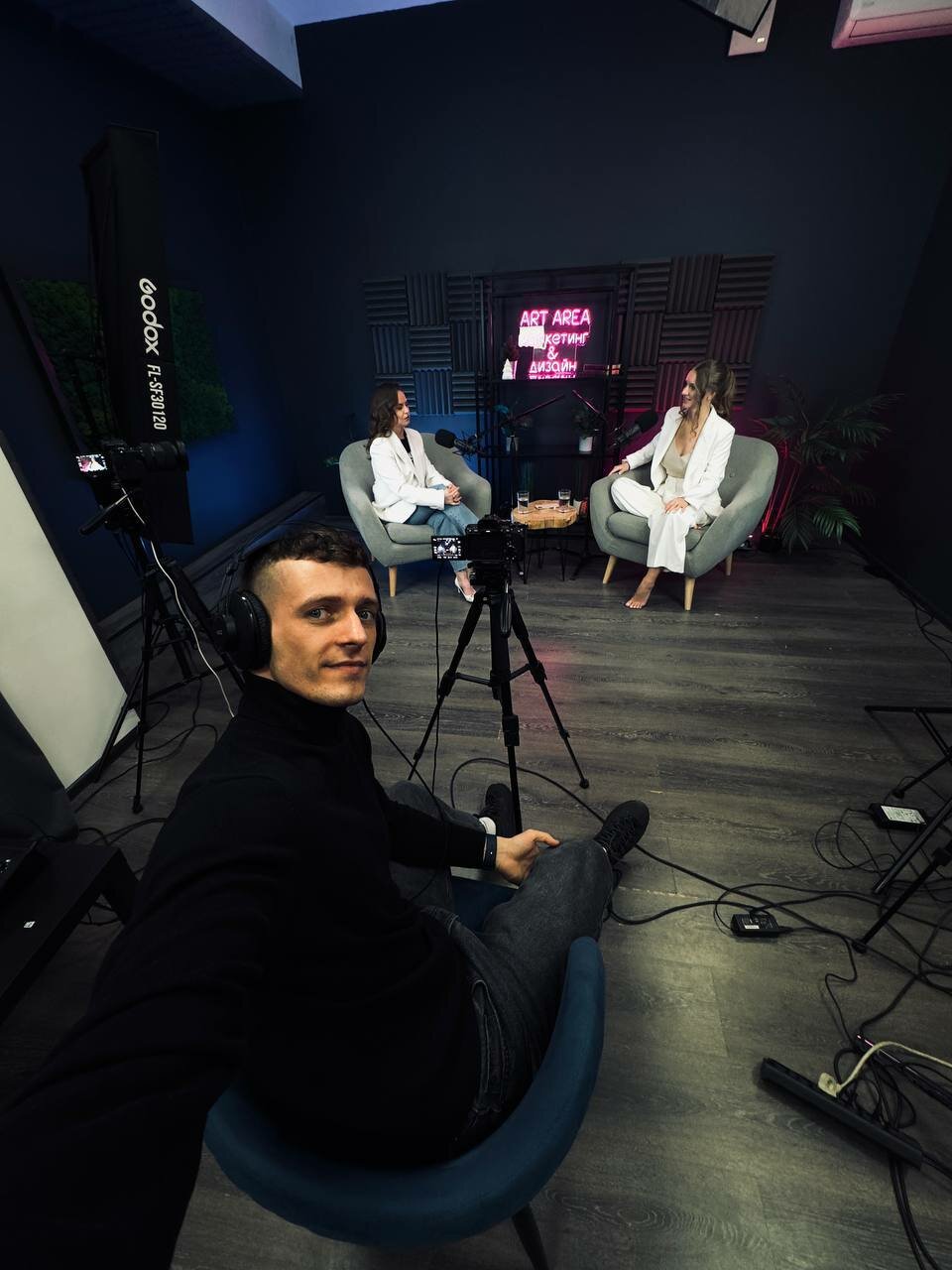 студия для съемок, в студии, фотостудии, интерьер фотостудии, съемка подкаста