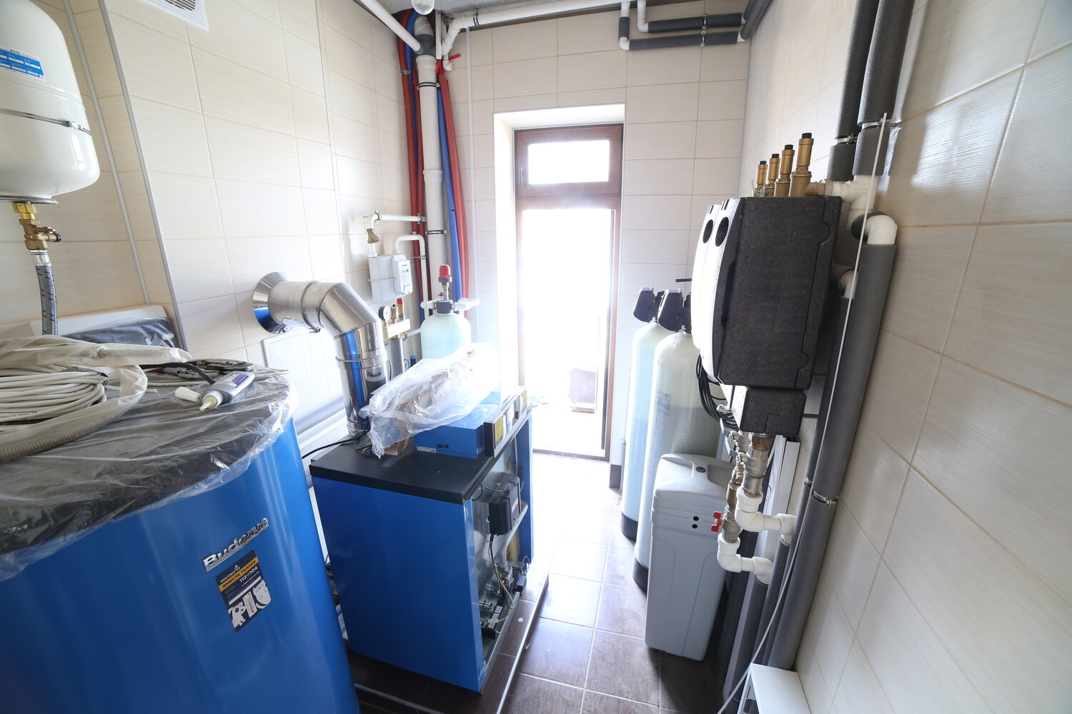 котельная для частного дома, котельная в доме, монтаж котельной, котельная будерус, пристройка для твердотопливного котла