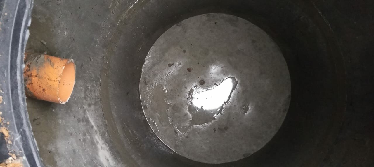 септик из бетонных колец, чистка колодца, вода в колодце, плывун в колодце, дно колодца