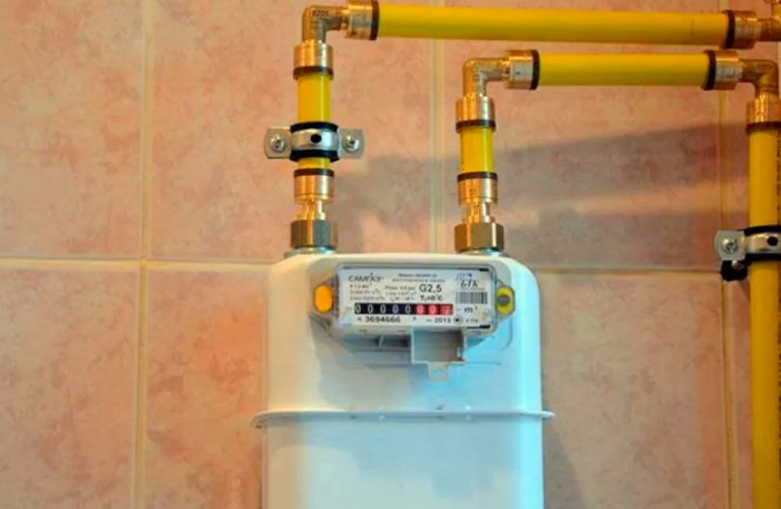 газовый счетчик g4 установленный на трубе газа, газовые счетчики, газовый счетчик g 6, установка газового счетчика, газовый счетчик на трубе