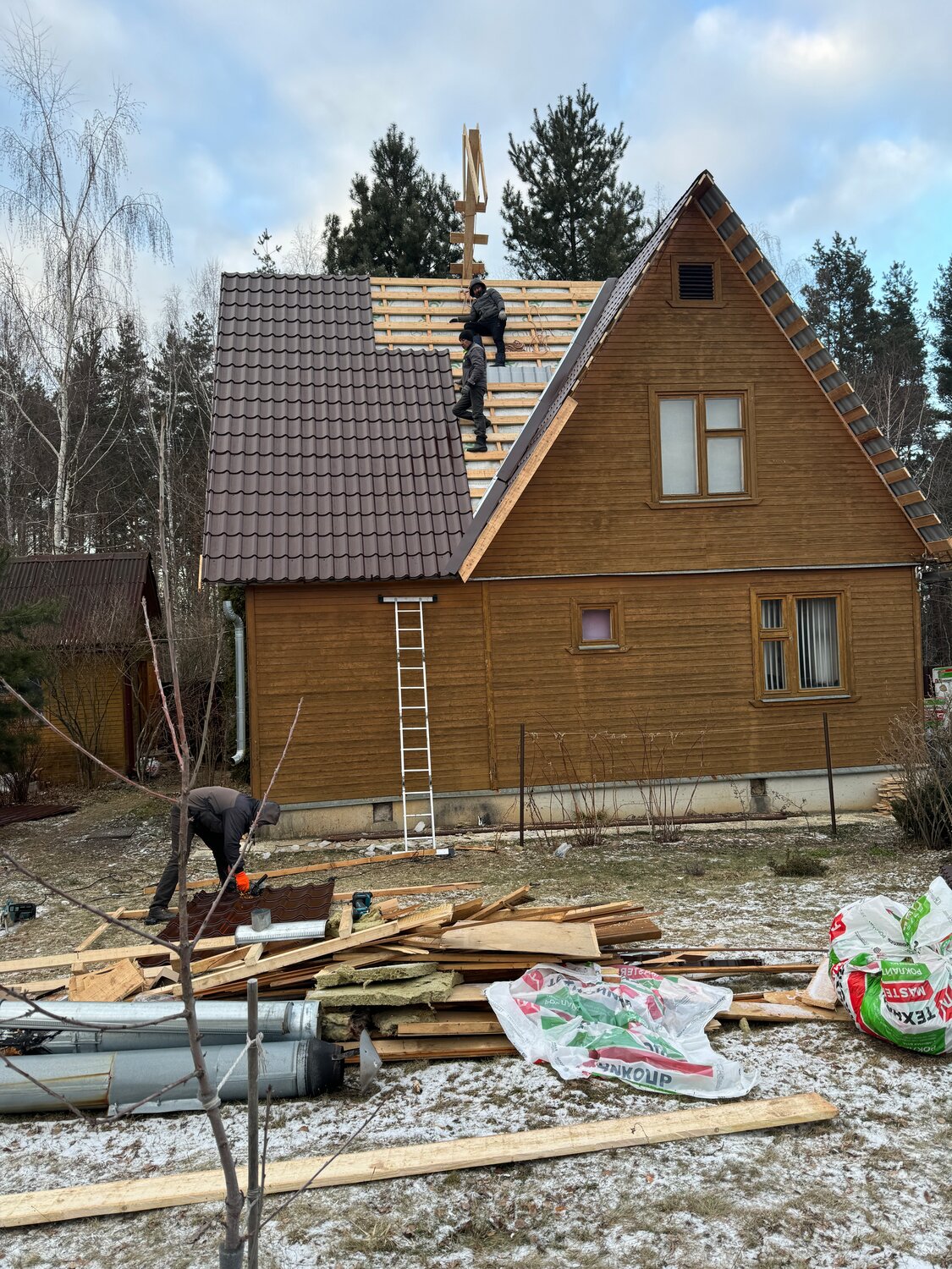 замена крыши в частном доме, дом в, пристройка к деревянному дому, пристрой к дачному домику с крышей, ремонт дачного дома