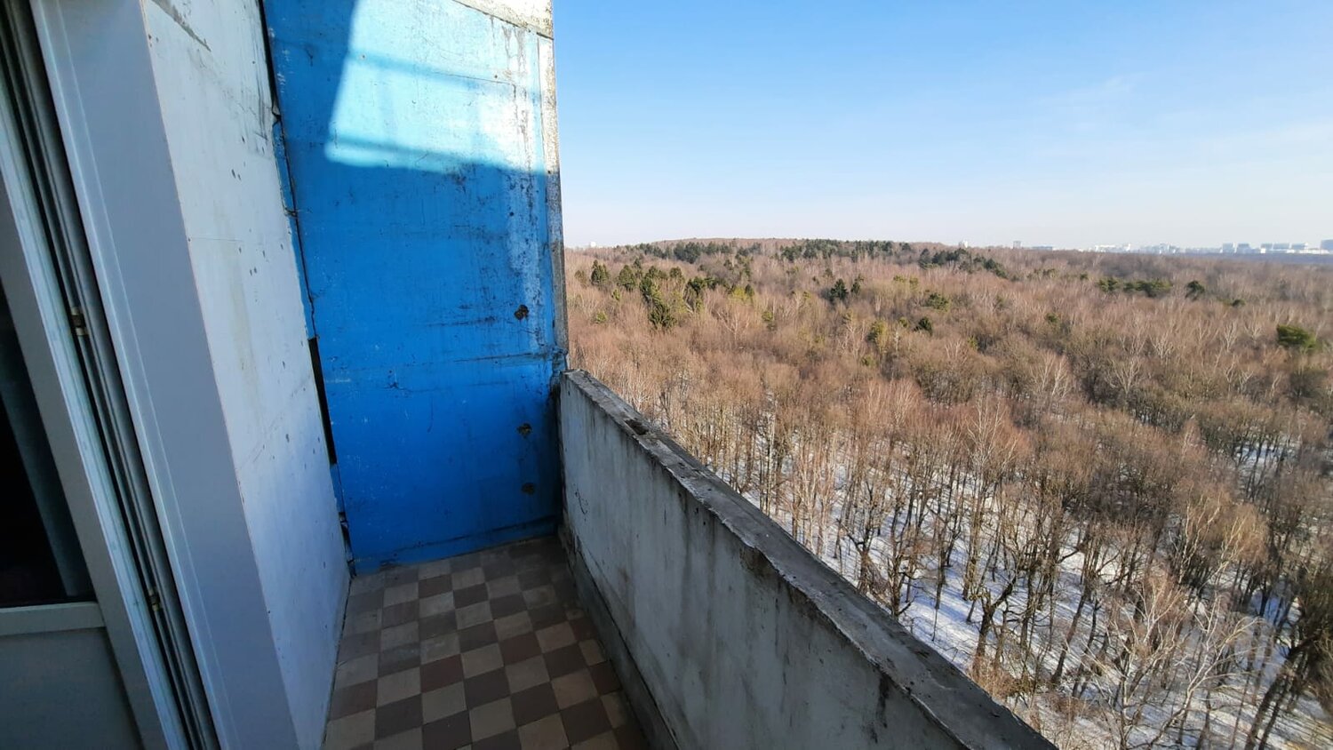 Демонтаж отделки балкона