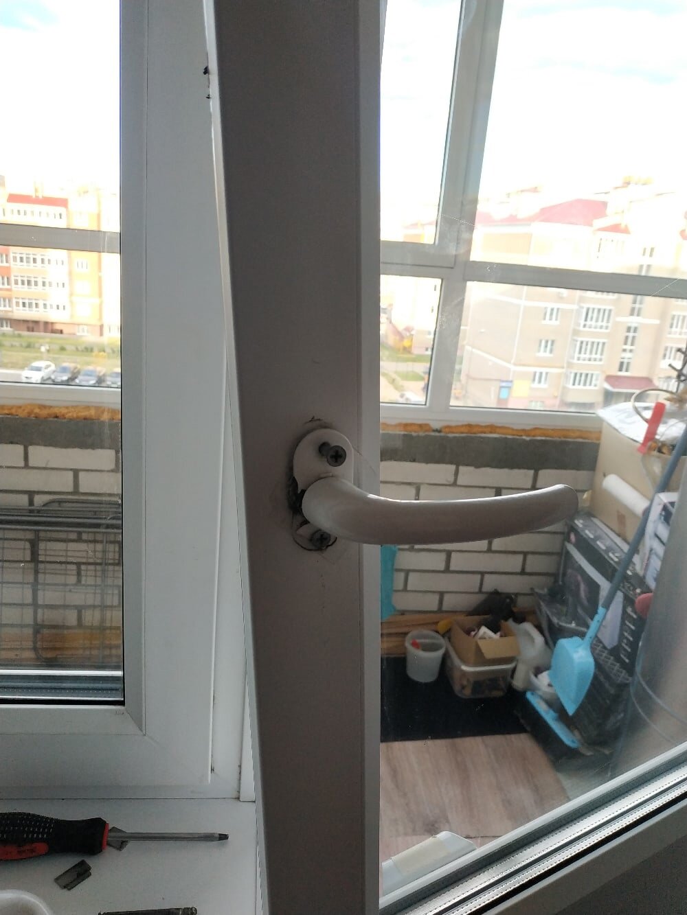 ручка для балконной двери, сломалась ручка на пластиковой двери, замена ручки на пластиковом окне, окно, ручка для пластиковой двери