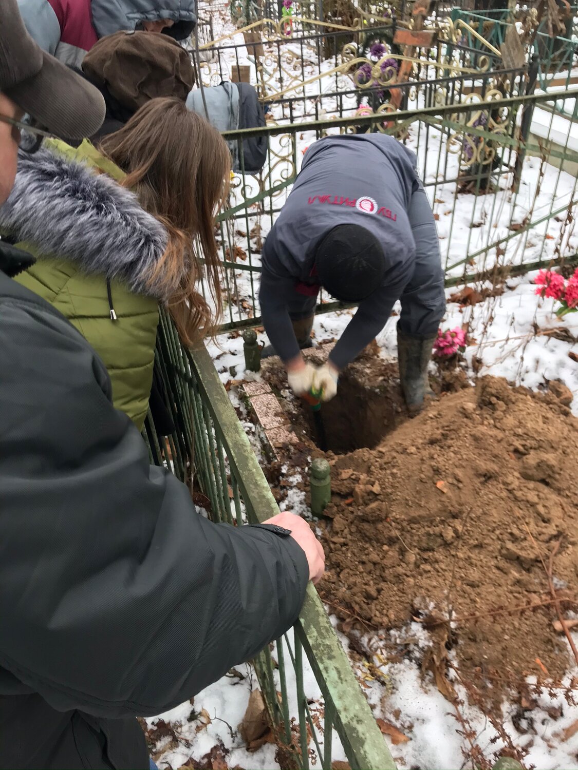 могила, захоронение человека, человек, зимняя копка могилы, похороны