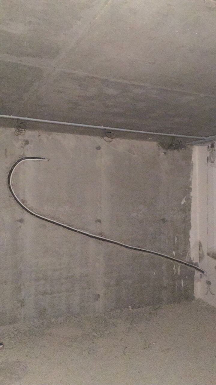 прокладка трассы для кондиционера по потолку, электромонтажные работы, кондиционер, штроба, электромонтаж