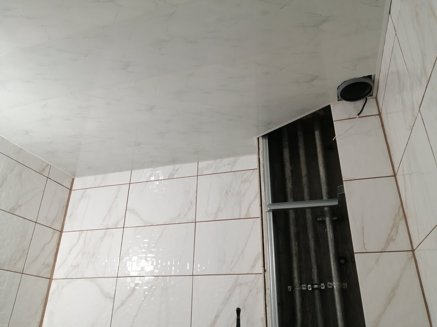 ванная комната, санузел, потолок в ванной, криво положенная плитка, высота потолка в ванной