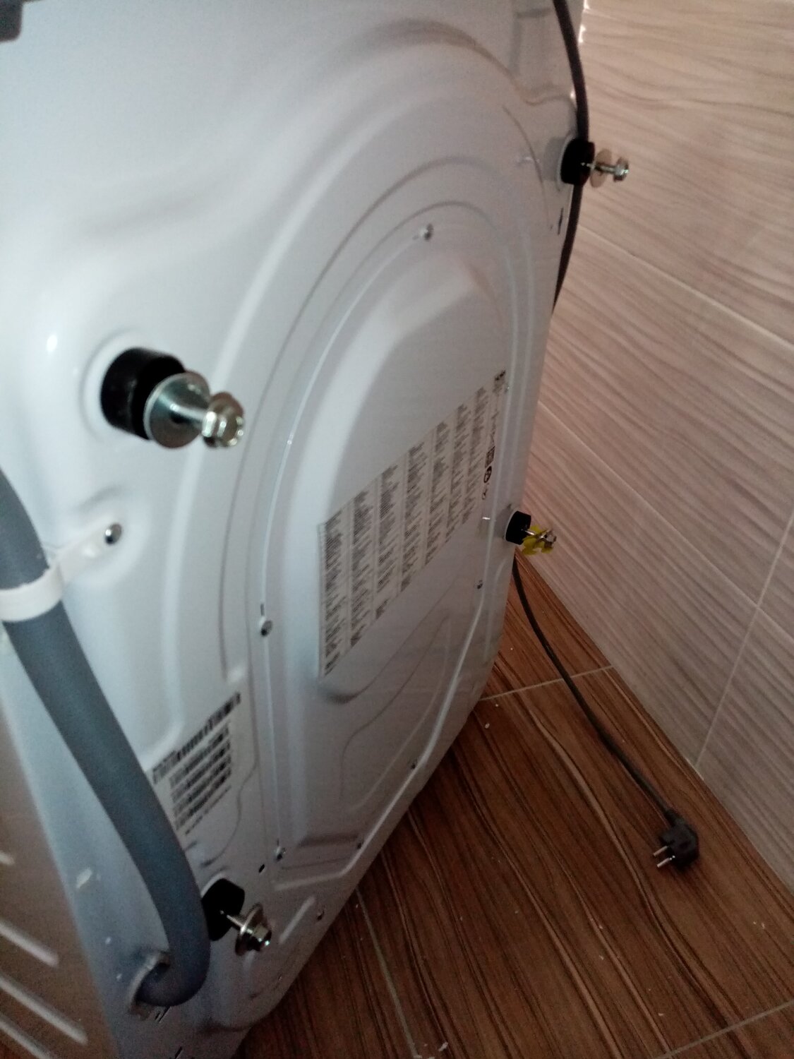 транспортировочные болты на стиральной машине hotpoint ariston, стиральная машина индезит вид сзади, транспортировочные винты стиральной машины индезит wie 107, транспортировочные болты на стиральной машине еw6t4r061electrolux, транспортные болты на стиральной машине lg
