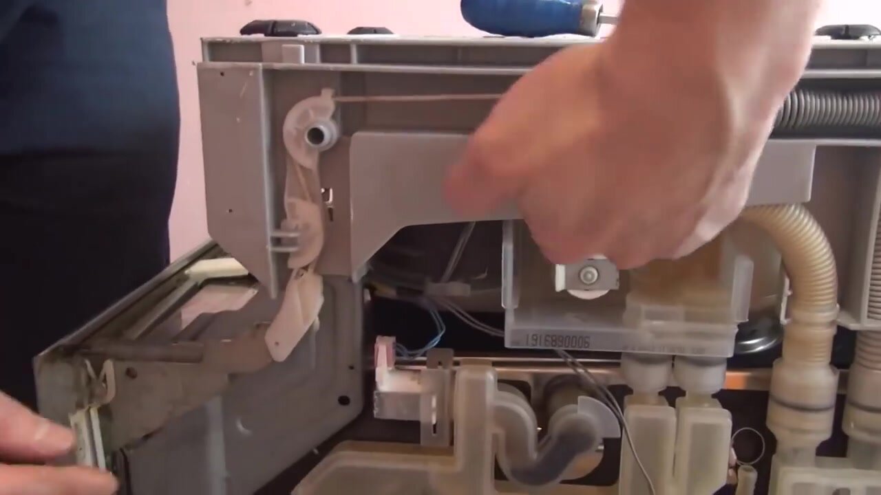 е15 посудомойка бош, засорилась посудомоечная машина bosch, слив воды посудомойка bosch, машинка neff ошибка e15 посудомоечная, посудомойка bosch srv43m13eu сливной шланг