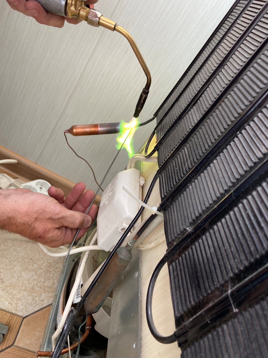 пайка капиллярной трубки в испаритель холодильника, пайка трубки кондиционера, холодильник атлант капиллярная трубка засорена, пайка задней трубки холодильника, капиллярная трубка кондиционера mu gf80va