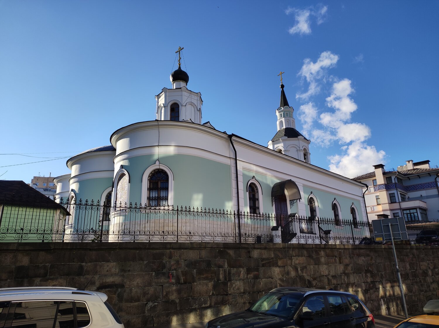 храм воздвижения креста господня на чистом вражке, храм воздвижения креста господня на чистом вражке москва, храм воздвижения креста господня тружеников переулок, крестовоздвиженский храм на плющихе, церковь на плющихе