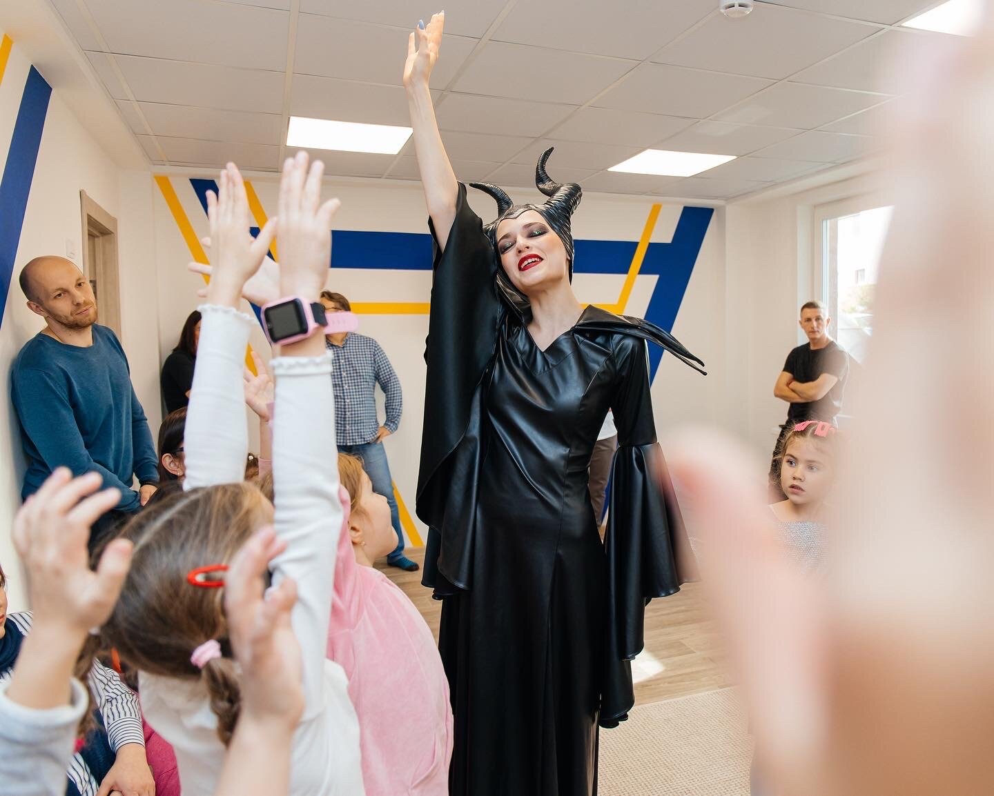 малефисента, сценарий праздника с малефисентой, театральный лагерь ирбис малефисента, малефисента ворона костюм, аниматор малефисента на день рождения