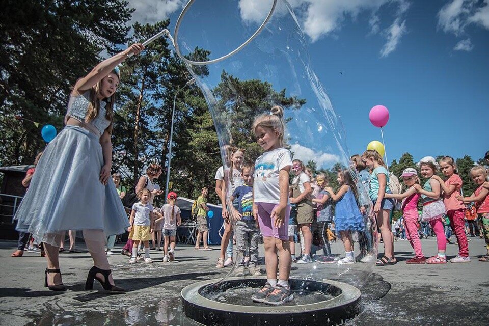 девочка, праздник, фонтан урюпинск, праздник в парке, городской фонтан