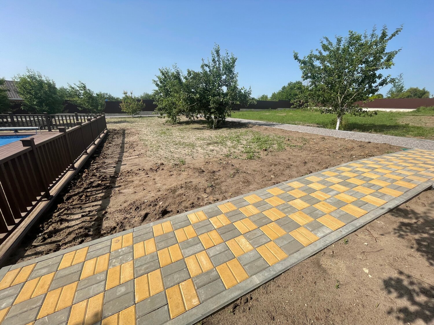 тротуарная плитка гиперпрессованная брусчатка, брусчатка варианты укладки, брусчатка желтая с коричневым, тротуарная плитка, в парке