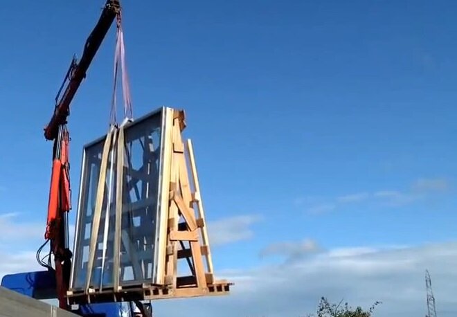 подъем домов краном, кран, строительство, строительство кран, монтаж