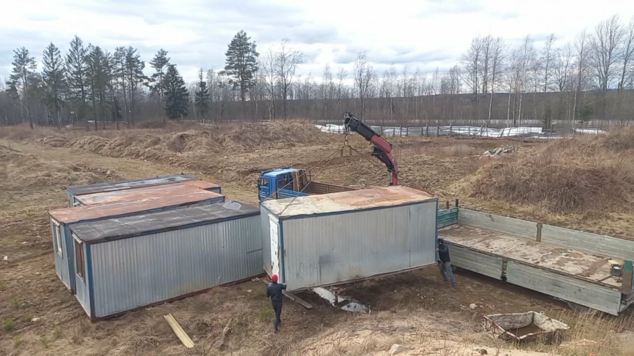 погрузка бытовки манипулятором, погрузка бытовки, строительная бытовка, загрузка бытовки на манипулятор, разгрузка вагончика манипулятором