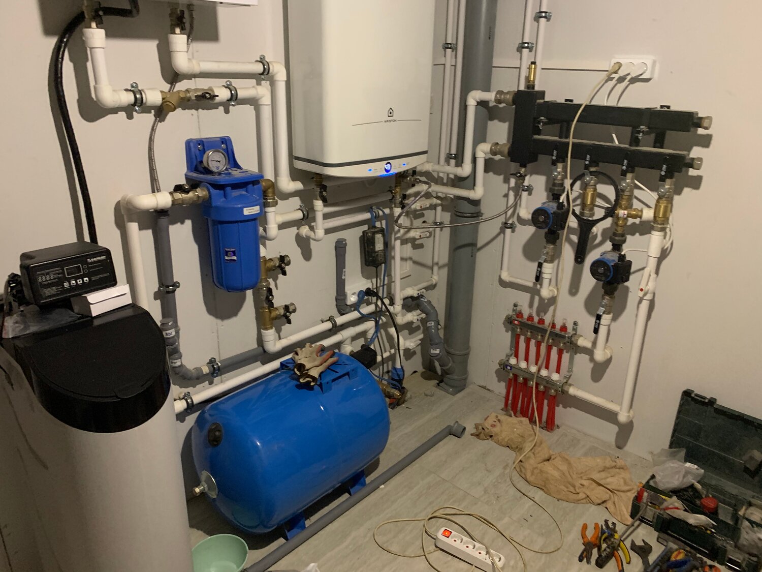 система водоснабжения коттеджа, водоснабжение дома, котельная в частном доме, скала 2 насосная станция грундфос монтаж, системы водоснабжения