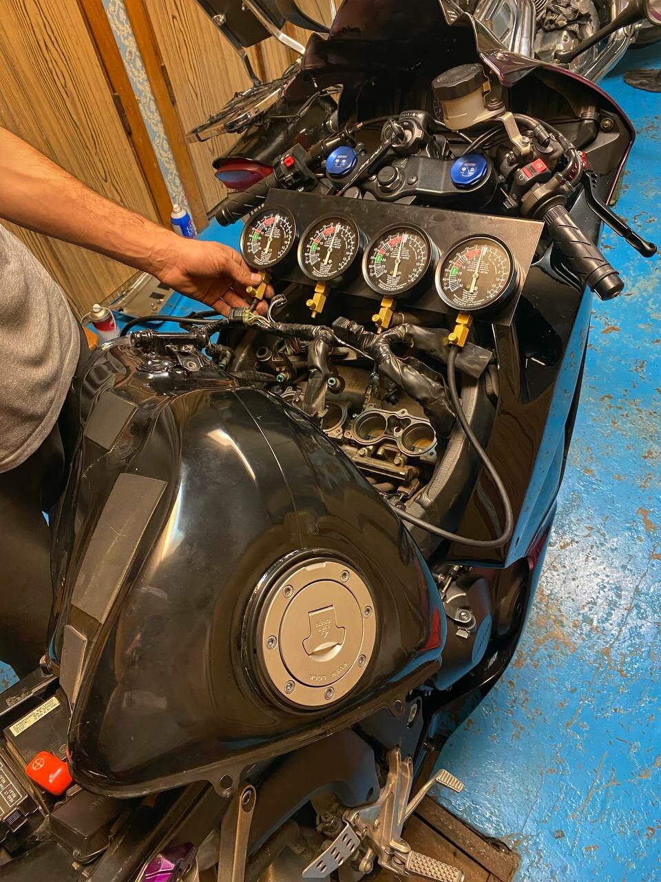 синхронизатор карбюраторов мотоцикла honda steed 400, honda cbr 250r карбюратор, синхронизация карбюраторов на cbr 1100, синхронизация карбюраторов zzr 400, suzuki gsx-r 1100 двигатель с человеком