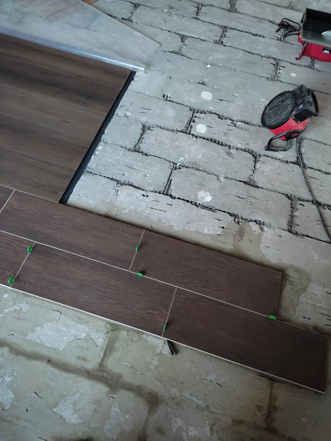 укладка плитки, укладка плитки на пол, укладка пола, укладка керамогранита на пол, из террасной доски