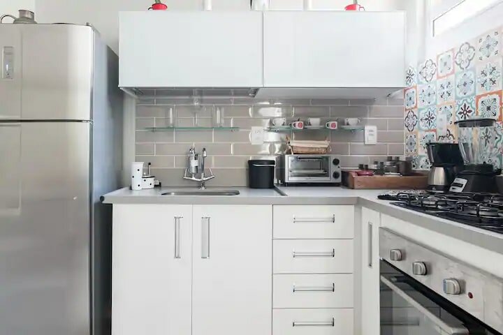 белая кухня дизайн, интерьер маленькой кухни, кухня в стиле, кухни в интерьере, дизайн небольшой кухни