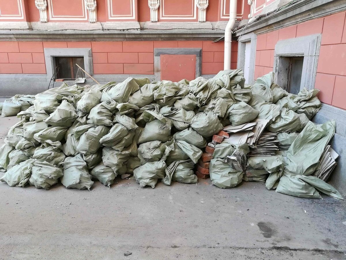 строительный мусор, погрузка в мешки строительного мусора, вывоз строительного мусора, строительный мусор в мешках, вывоз мусора