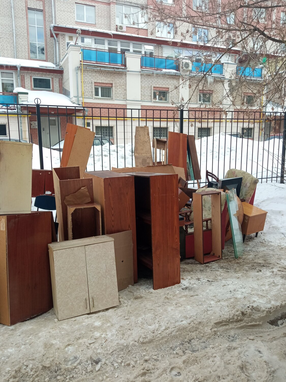 сломанная мебель, мебель на помойке, выброшенная мебель, мебель, старая мебель