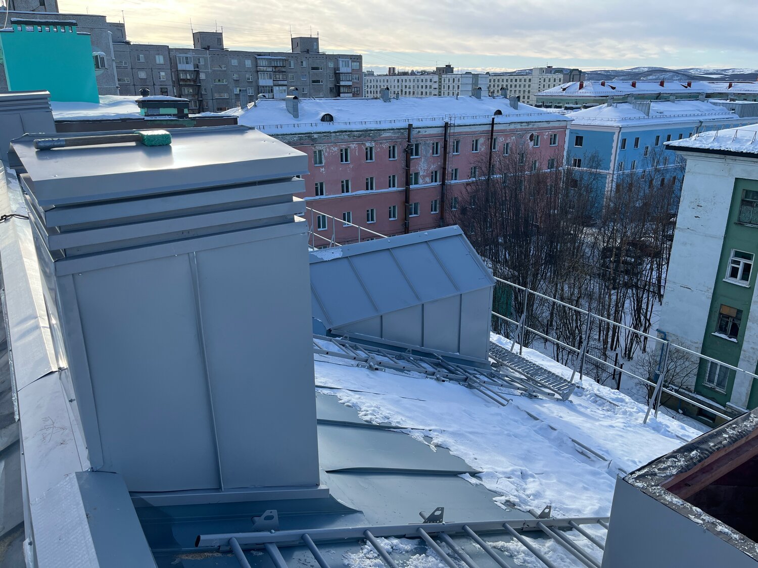 снег с крыши, крыша, кровля, высокие крыши москвы, крыша дома