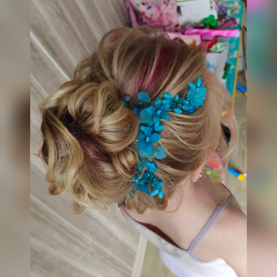 прически на выпускной, прическа с цветами, украшения для причесок, прическа в морском стиле, прически косы