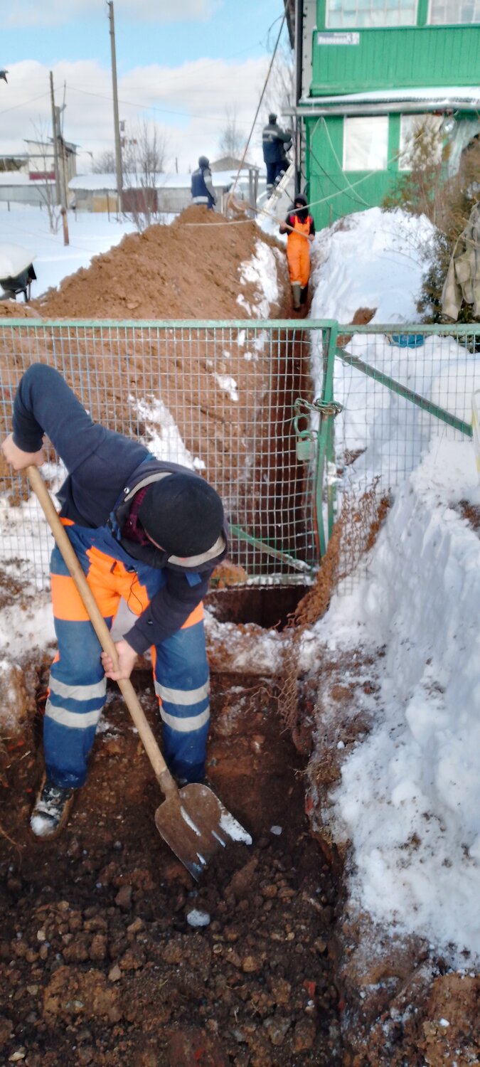 снег уборка, убирает снег, сугробы на улице, газоснабжение, коммунальщики убирают снег