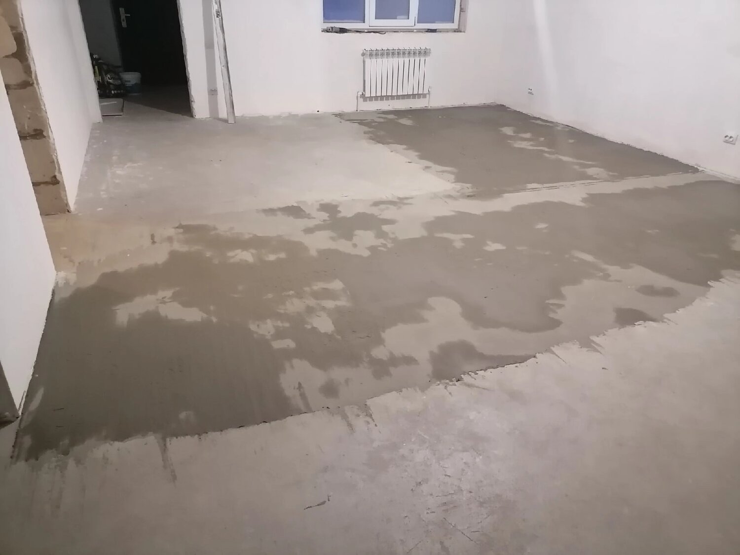 стяжка пола, устройство стяжки пола, заливка пола, выравнивание пола, полусухая стяжка пола