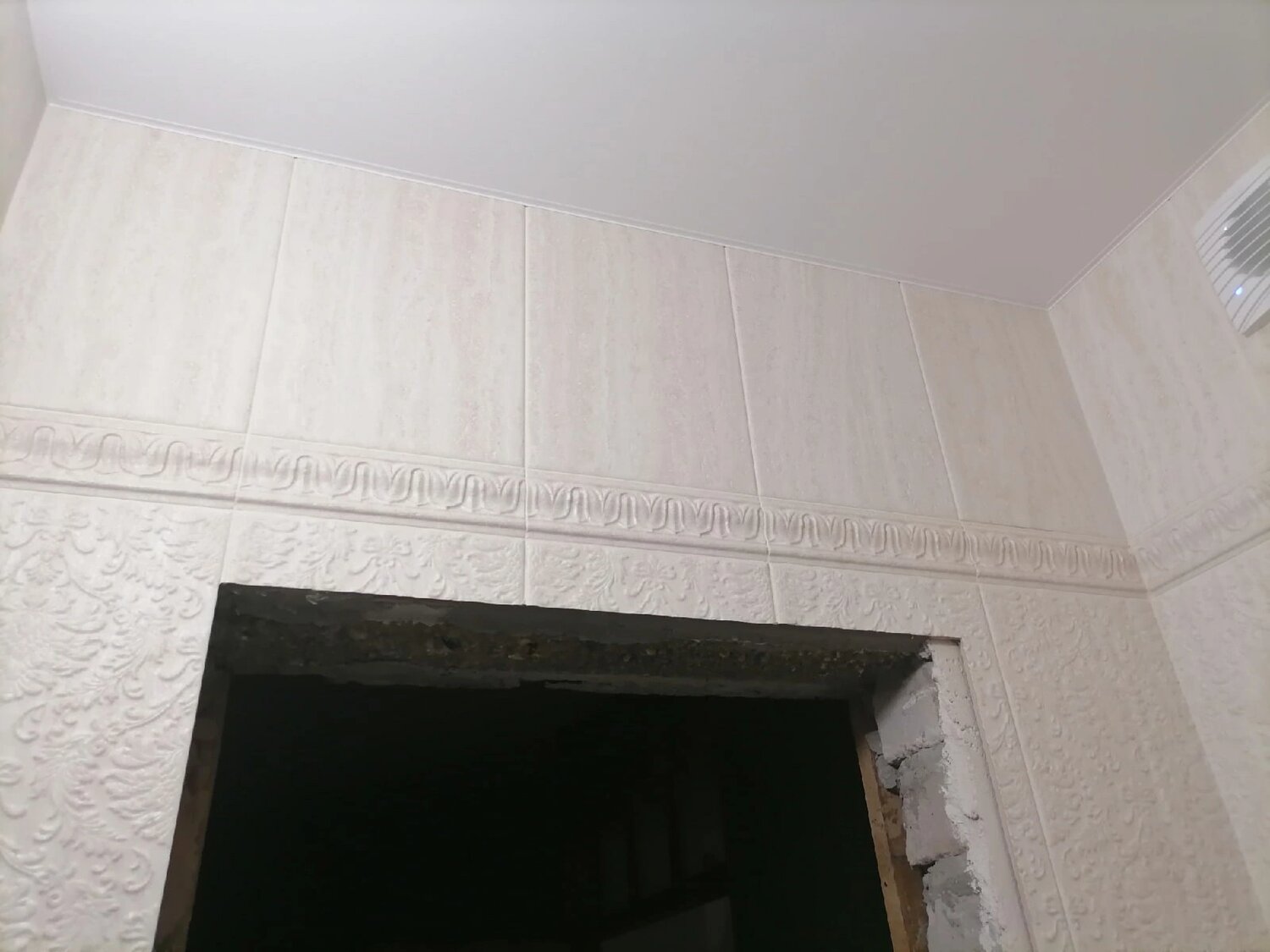 потолочная плитка, интерьер, отделка, откосы входной двери кафельной плиткой, плитка кельн брик белый в интерьере