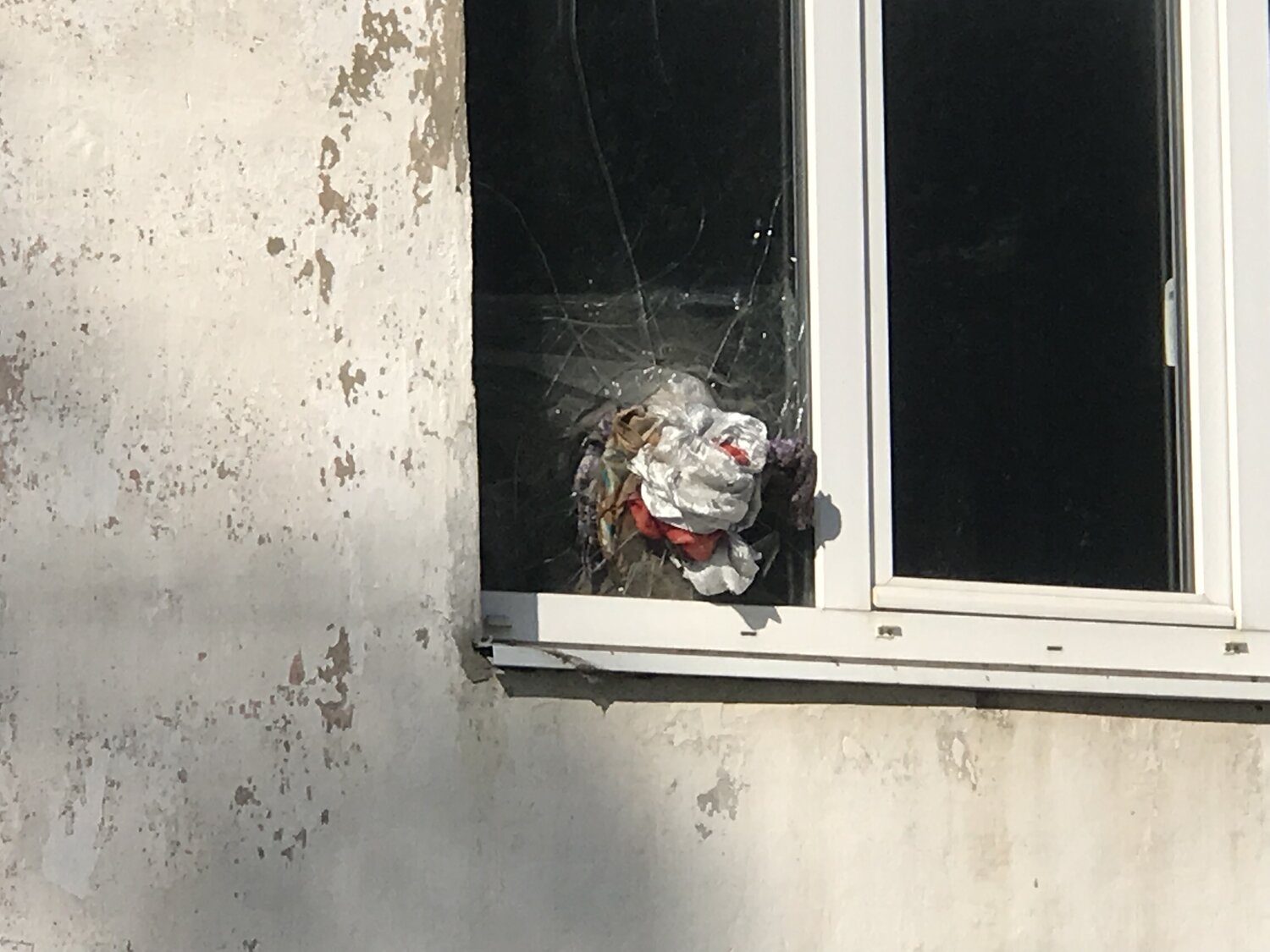 разбитое окно, обстрел, разбитое окно в квартире, окно, окно дома
