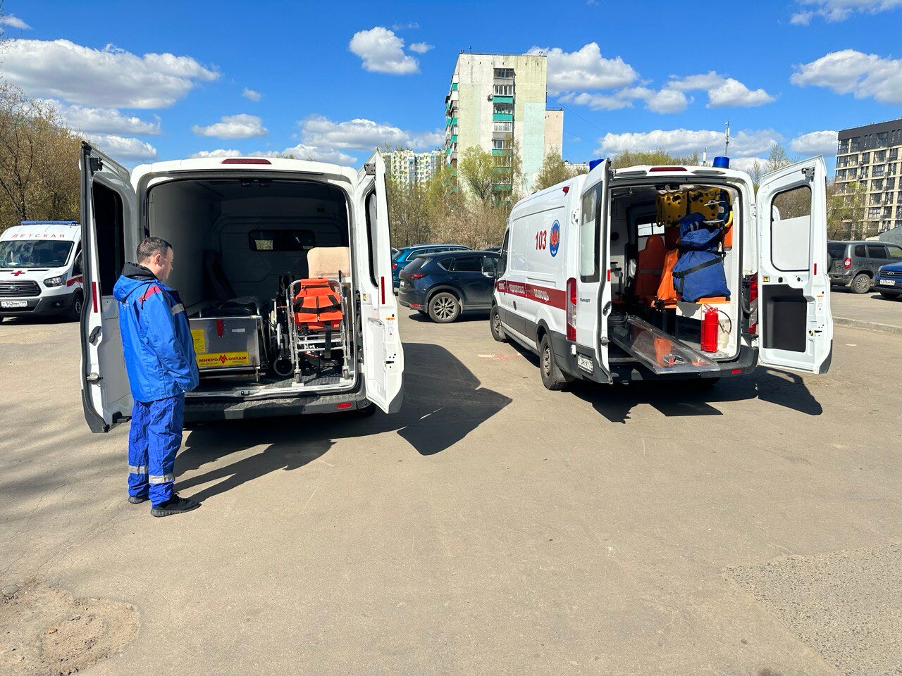скорая медицинская помощь, машины скорой помощи, автомобиль скорой медицинской помощи, автомобиль скорой помощи, в скорой помощи