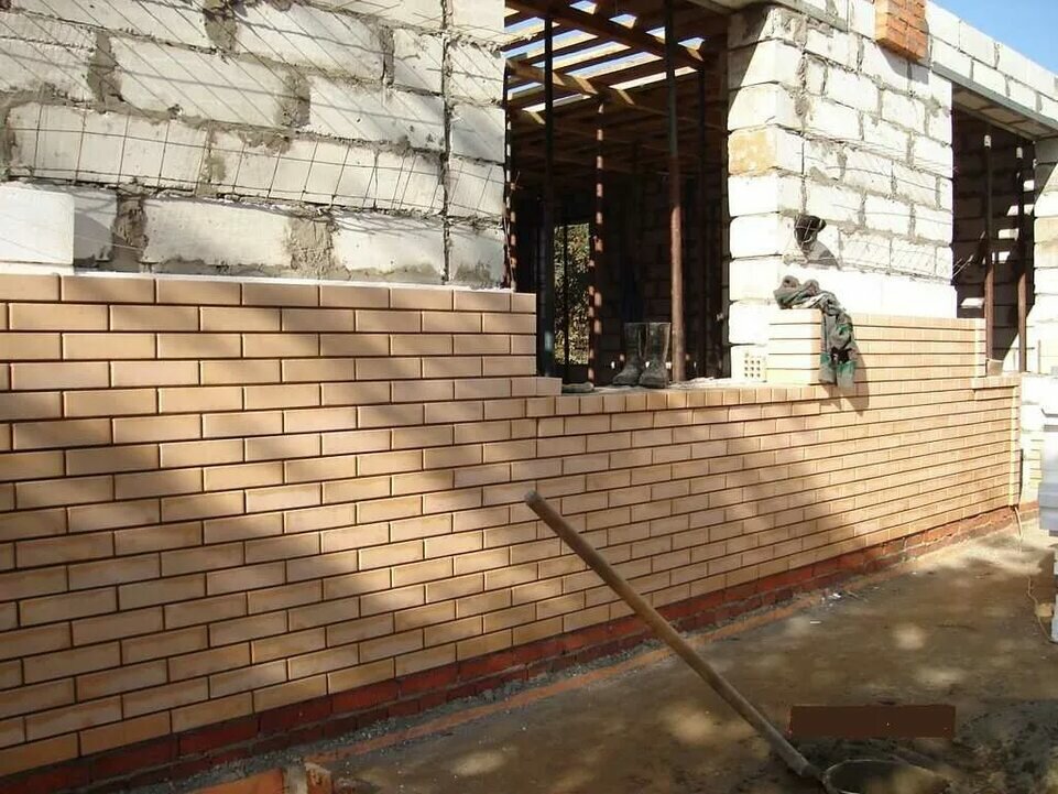 отделка дома из газобетона под кирпич, облицовка фасада кирпичом, облицовка дома кирпичом, дом облицовочный кирпич, кирпичная облицовка