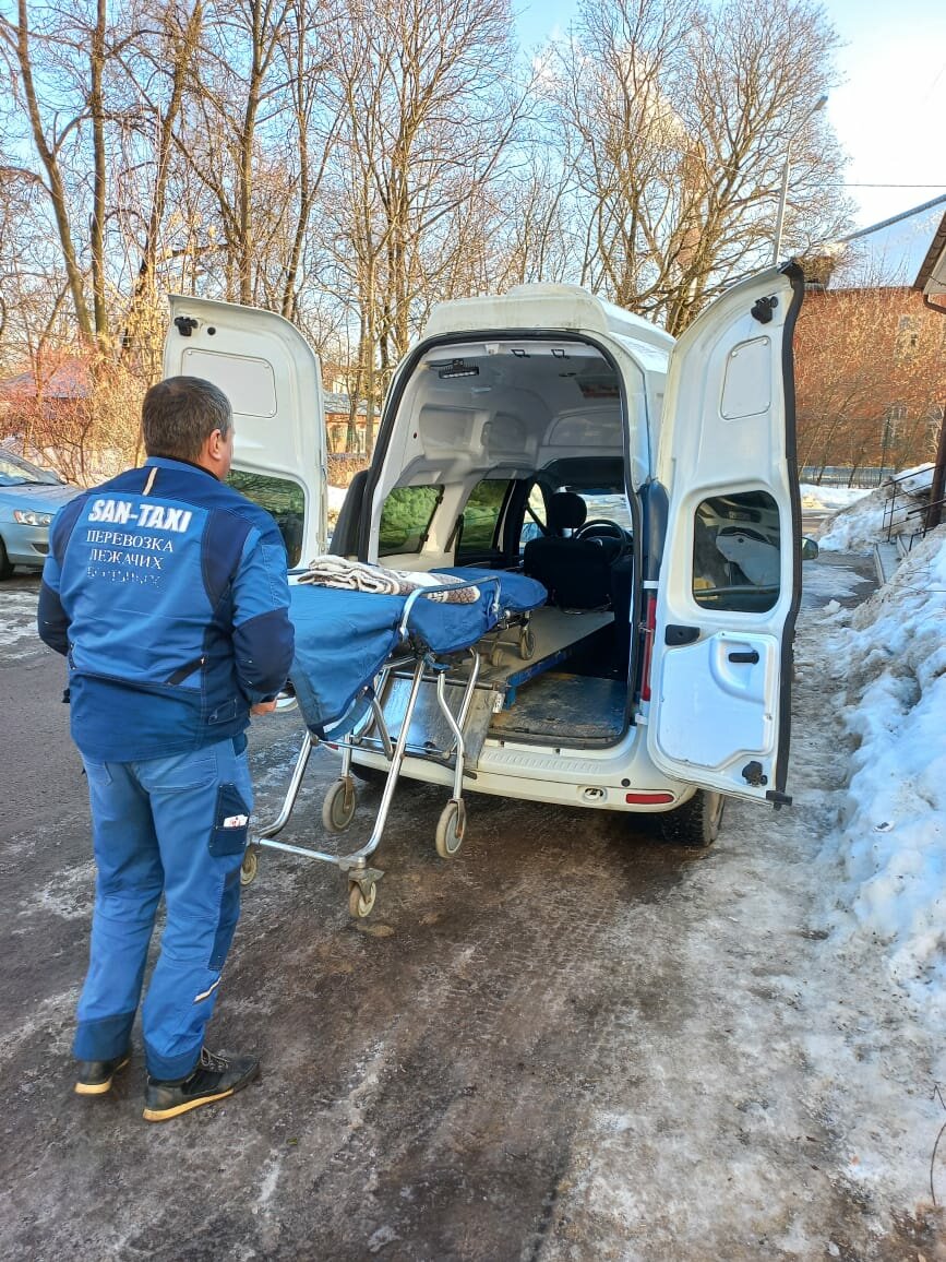 перевозка лежачих больных, фельдшер скорой помощи, в скорой помощи, скорая медицинская помощь, отделение скорой помощи