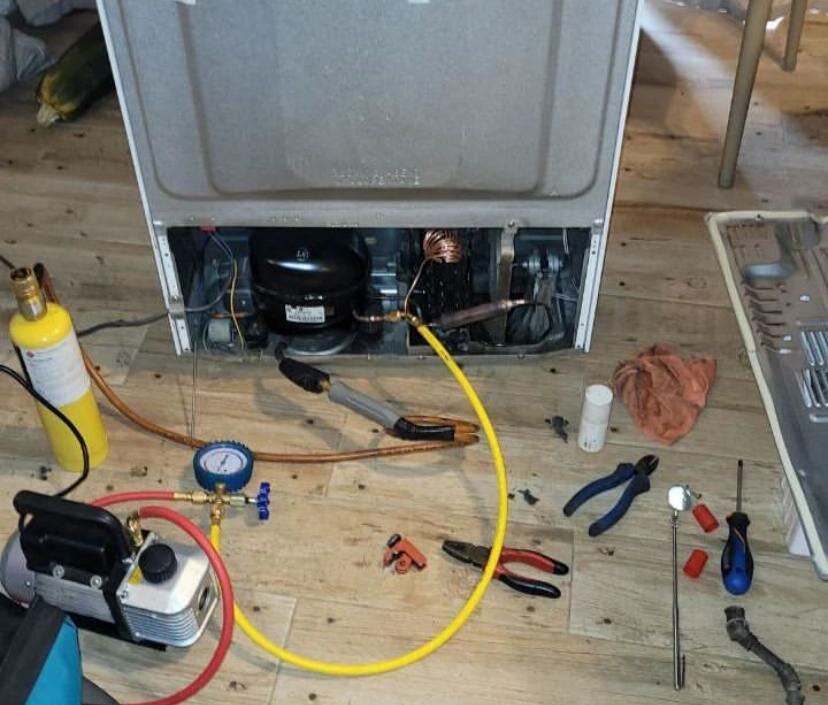 r600a хладагент заправка холодильника, холодильник indesit r600a, заправка фреоном холодильника, холодильник компрессор, ремонт холодильников