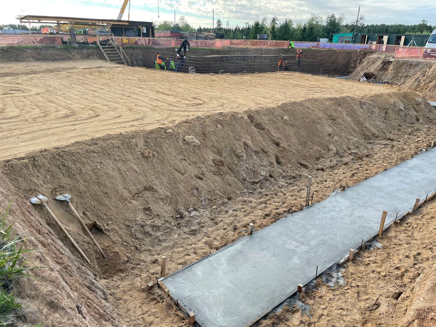 котлован под фундамент, бетонная подготовка, ход строительства, монолитный фундамент, строительство фундамента