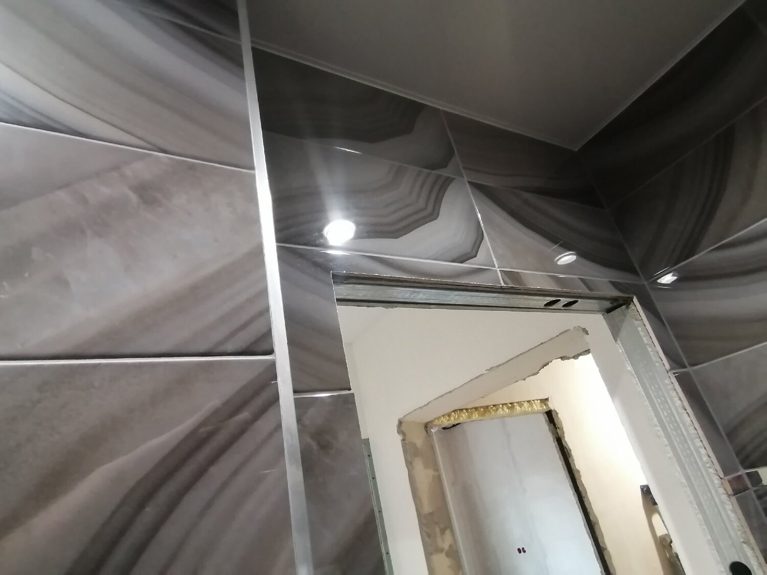 потолок зеркальный, потолок, плитка зеркальная, зеркальные потолки армстронг, потолочная плитка