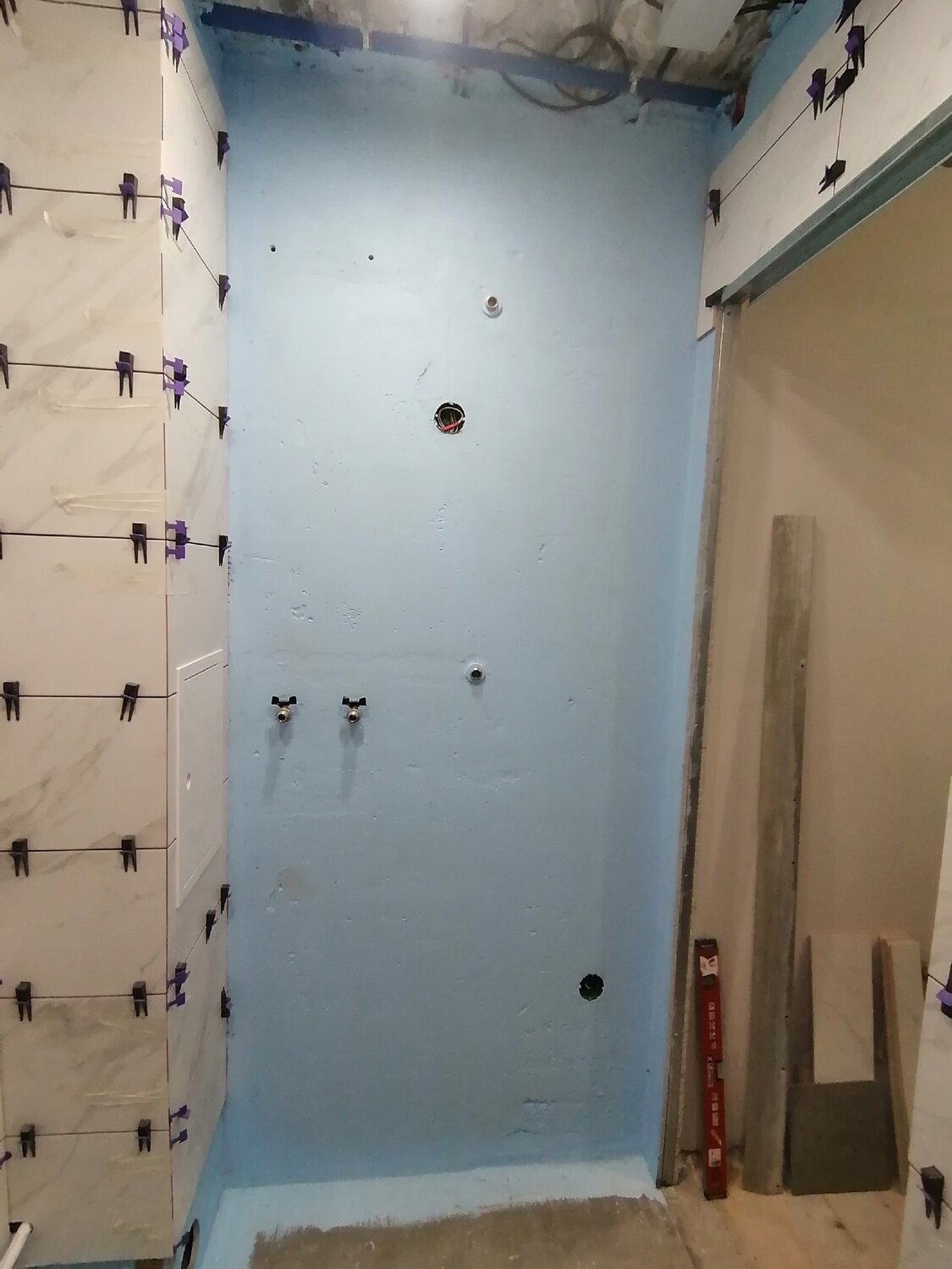 плитка на гипсокартон, выровнять стены гипсокартоном, выравнивание стен гипсокартоном, укладка плитки, стена гипсокартон