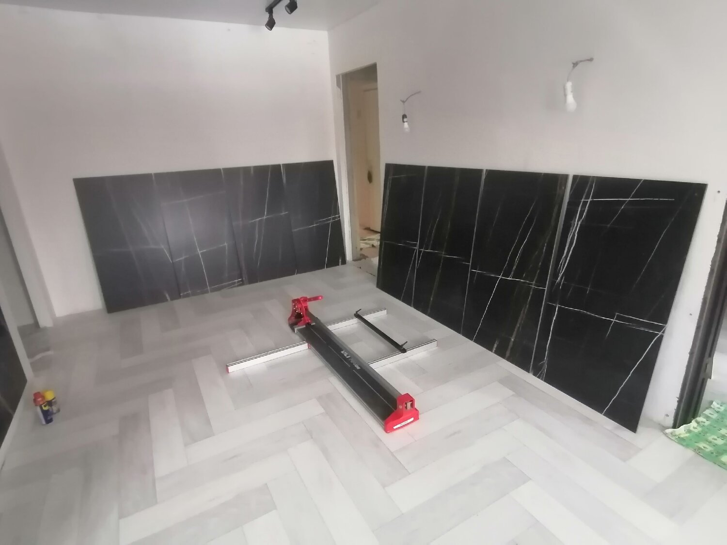 ламинат, укладка плитки, резка керамогранита, резка плитки, темный керамогранит