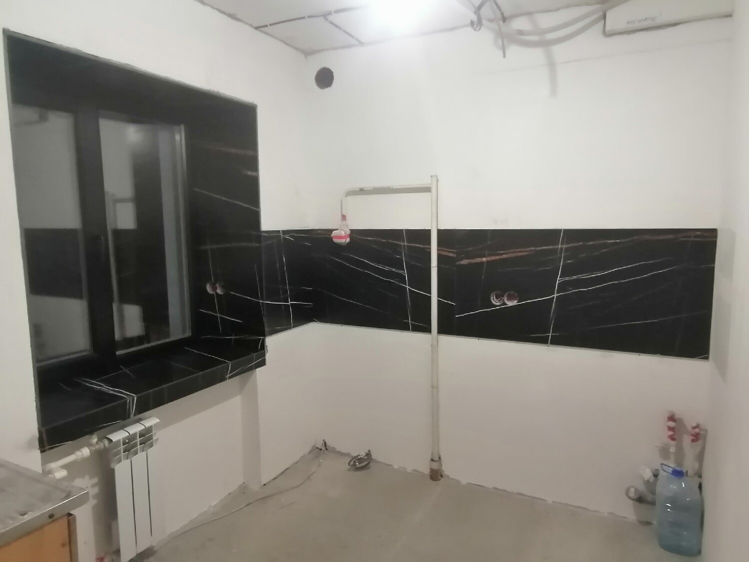 плитка фартук, кухня интерьер, кухня черно белая, квартира, кухонный фартук