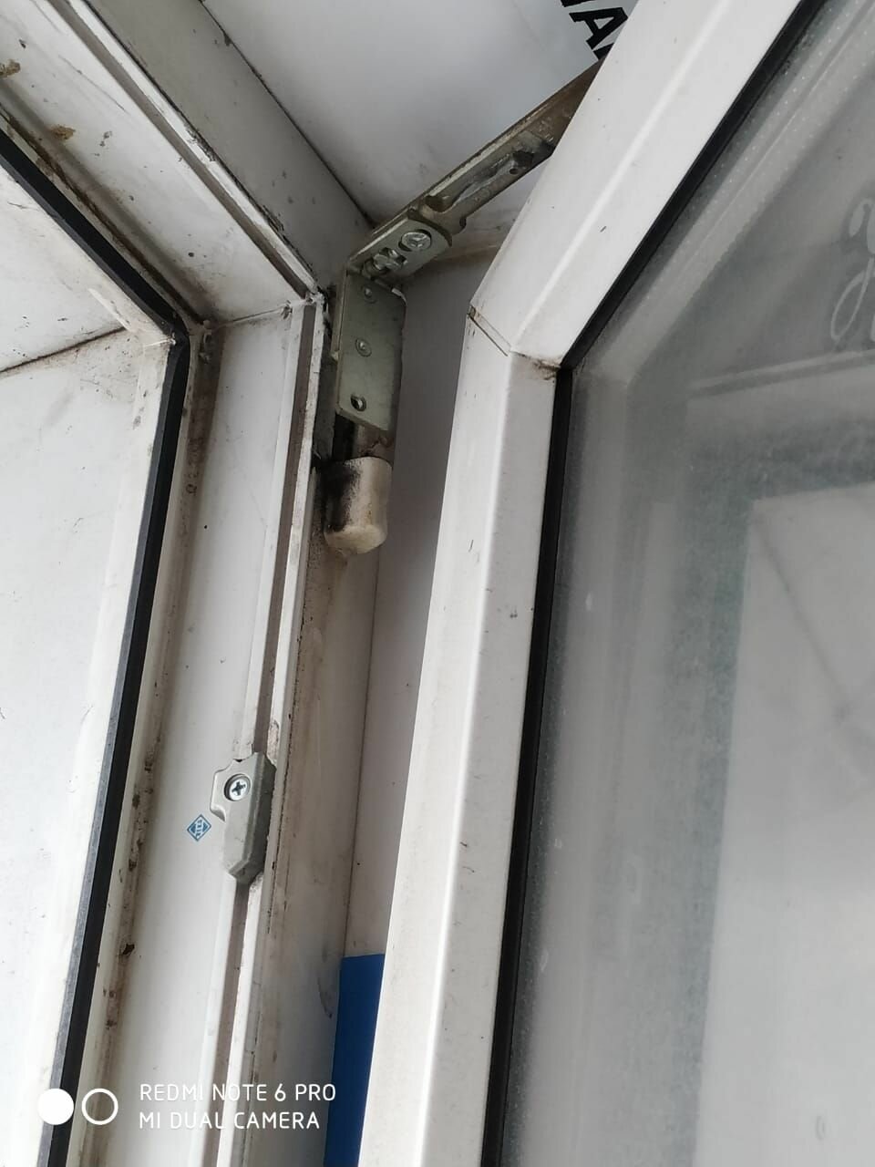 регулировка окон, регулировка пластиковых окон, створка пластикового окна, регулировка окон пвх, прижим верхней петли пластикового окна