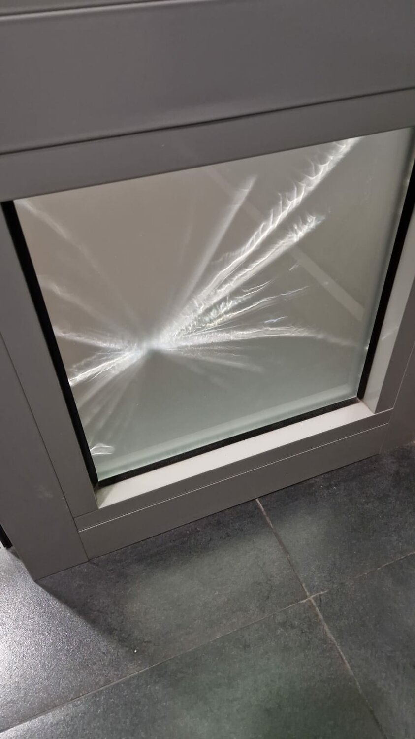 окно, стекло, пластиковые окна, окна раздвижные, разбить стекло