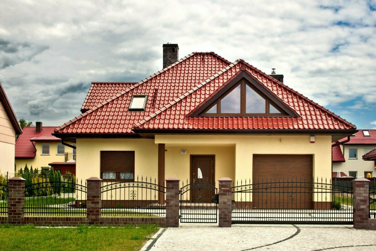 белый дом с оранжевой крышей, красивые крыши частных домов, цвет крыши дома, металлочерепица бавария, металлочерепица bavaria roof